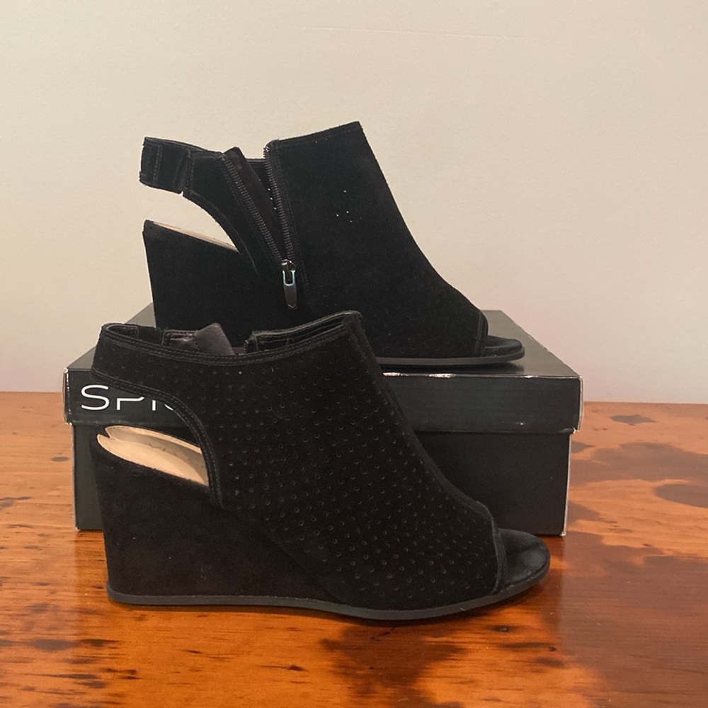 Via Spiga perforated wedge sandal peep toe suede black size 9.5 quiet luxury